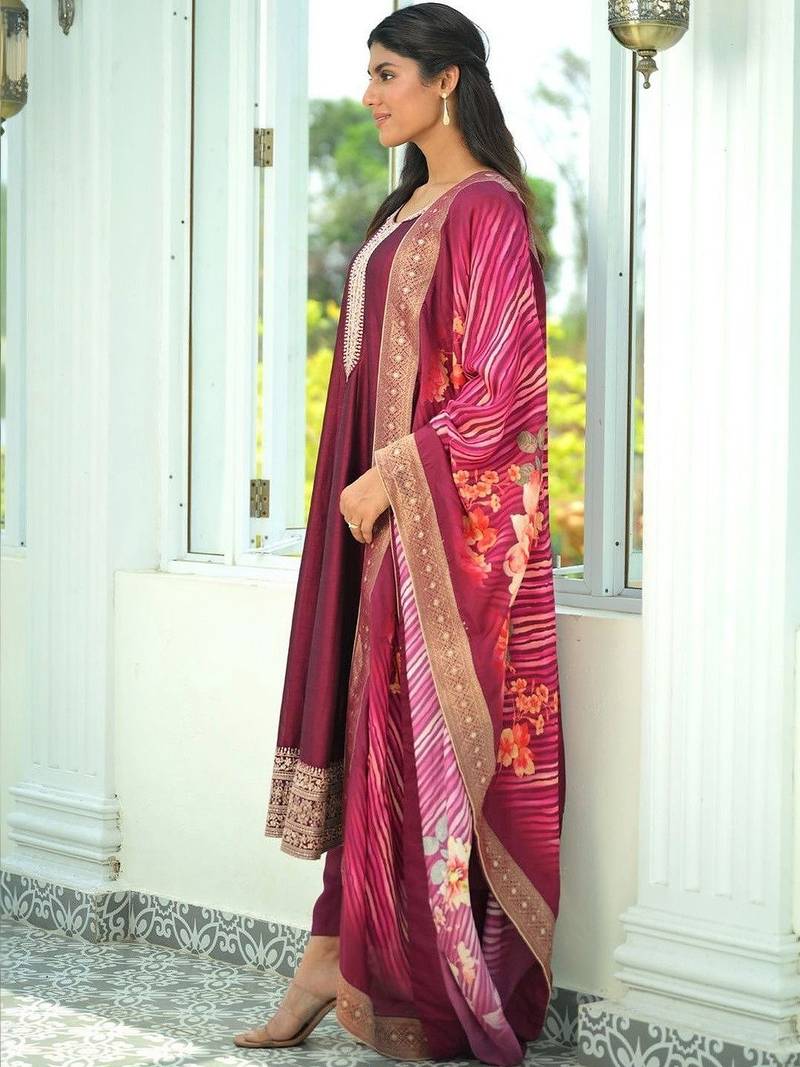 Women Floral Embroidered Regular Thread Work Kurta with Trousers & With Dupatta