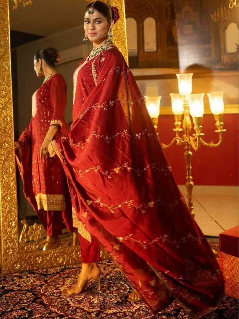 Women Ethnic Motifs Embroidered Regular Thread Work Kurta with Trousers & With Dupatta