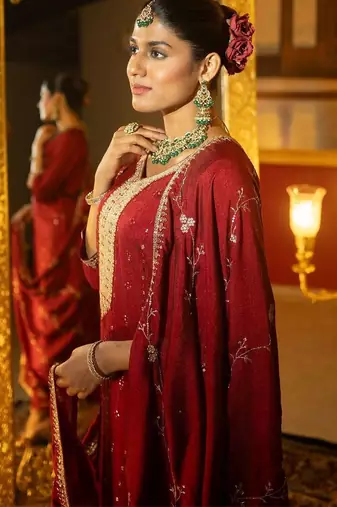 Women Ethnic Motifs Embroidered Regular Thread Work Kurta with Trousers & With Dupatta