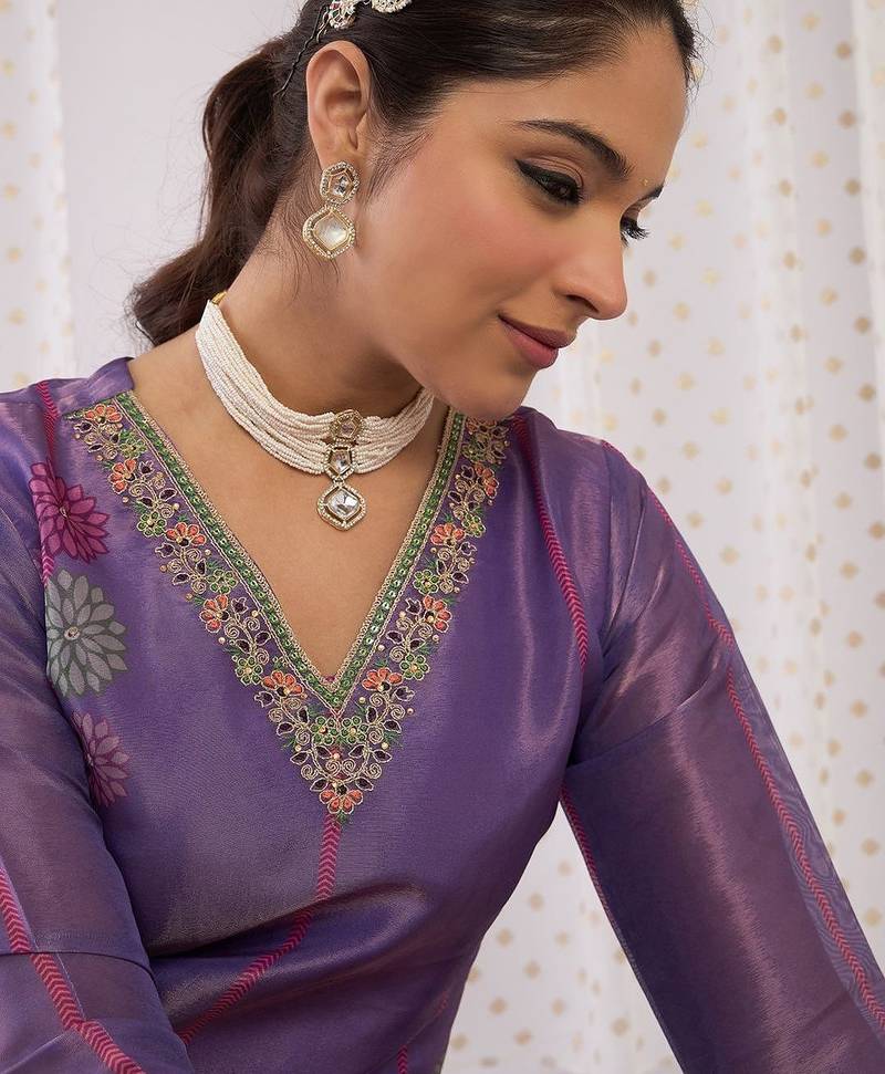 Women Floral Embroidered Regular Thread Work Kurta with Trousers & With Dupatta