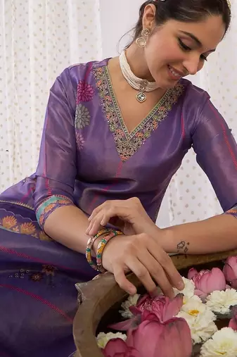 Women Floral Embroidered Regular Thread Work Kurta with Trousers & With Dupatta