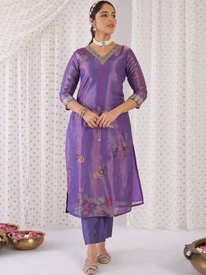 Women Floral Embroidered Regular Thread Work Kurta with Trousers & With Dupatta 4