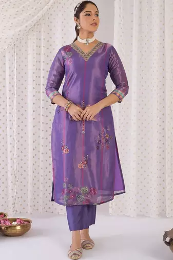 Women Floral Embroidered Regular Thread Work Kurta with Trousers & With Dupatta