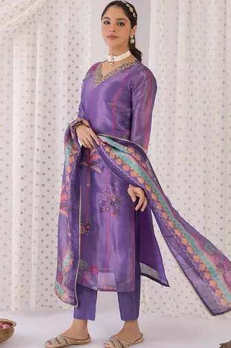 Women Floral Embroidered Regular Thread Work Kurta with Trousers & With Dupatta