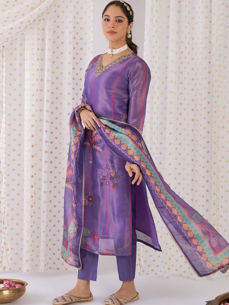 Women Floral Embroidered Regular Thread Work Kurta with Trousers & With Dupatta