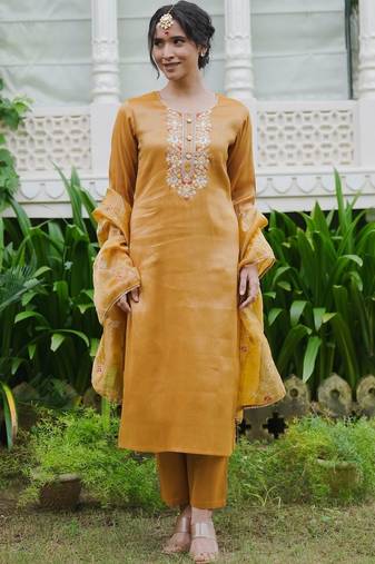 Women Ethnic Motifs Embroidered Regular Thread Work Liva Kurta with Trousers & With Dupatta