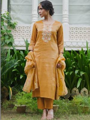Women Ethnic Motifs Embroidered Regular Thread Work Liva Kurta with Trousers & With Dupatta 3