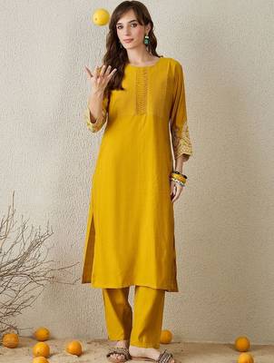 Women Ethnic Motifs Embroidered Regular Thread Work Kurta with Trousers 1