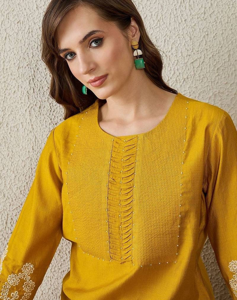 Women Ethnic Motifs Embroidered Regular Thread Work Kurta with Trousers