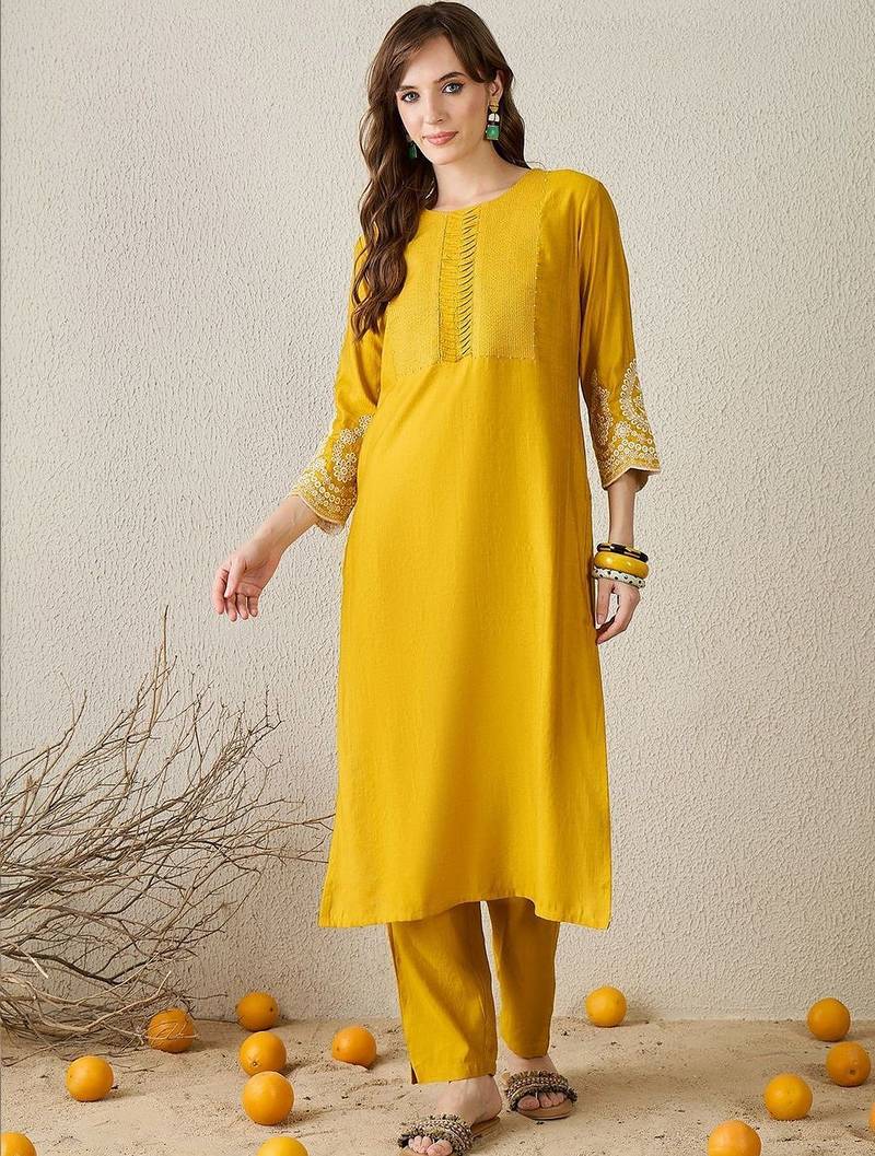 Women Ethnic Motifs Embroidered Regular Thread Work Kurta with Trousers