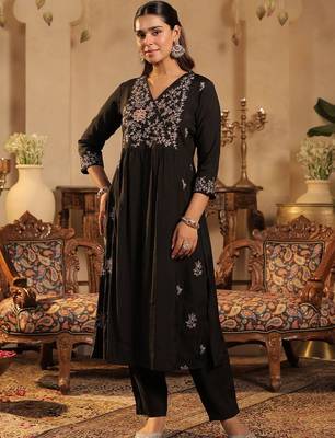 Women Ethnic Motifs Embroidered Regular Thread Work Kurta with Trousers 1