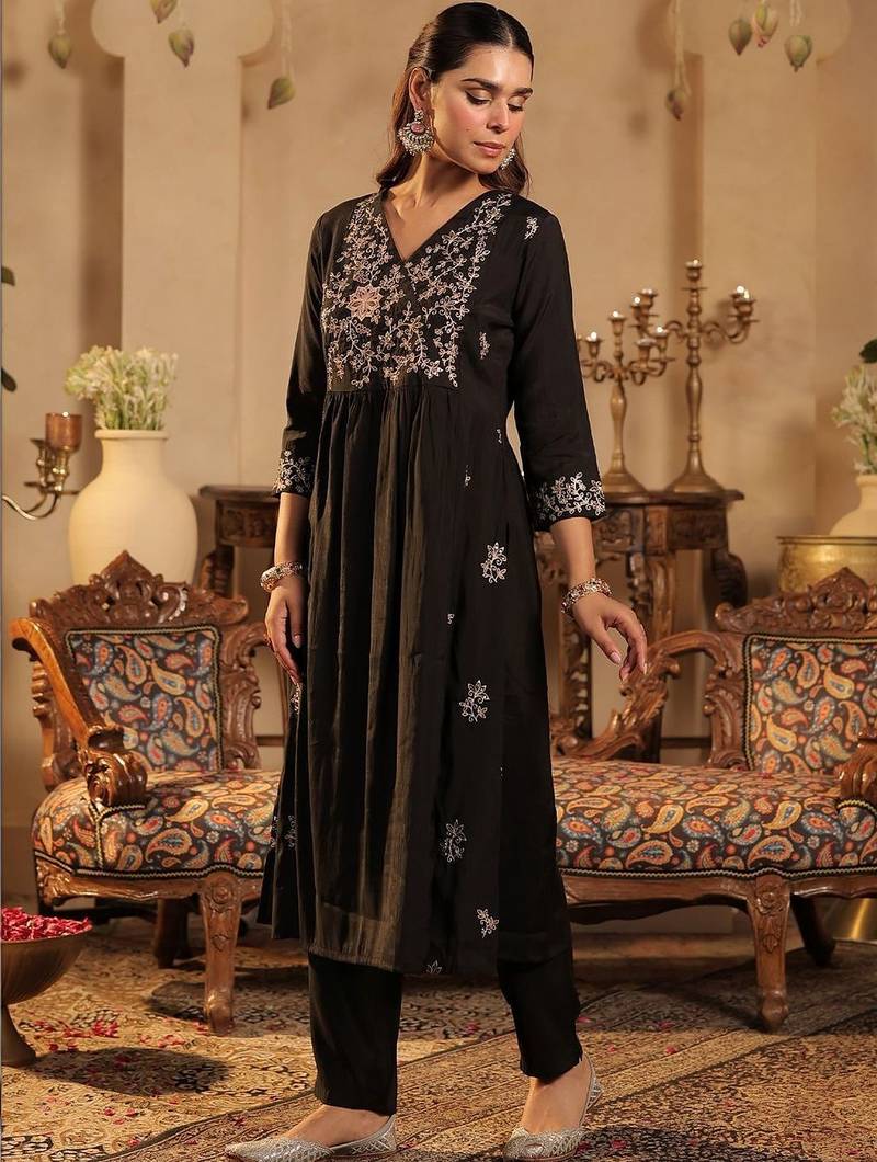 Women Ethnic Motifs Embroidered Regular Thread Work Kurta with Trousers