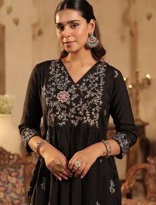 Women Ethnic Motifs Embroidered Regular Thread Work Kurta with Trousers 3