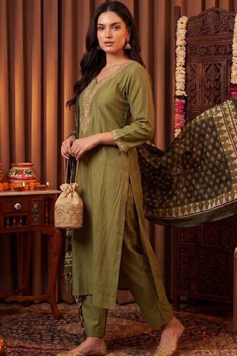 Women Ethnic Motifs Embroidered Regular Thread Work Kurta with Trousers & With Dupatta