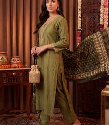 Women Ethnic Motifs Embroidered Regular Thread Work Kurta with Trousers & With Dupatta