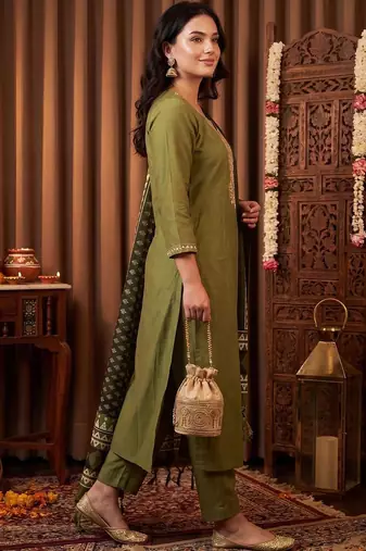 Women Ethnic Motifs Embroidered Regular Thread Work Kurta with Trousers & With Dupatta