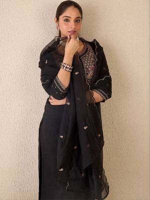 Women Ethnic Motifs Embroidered Regular Thread Work Pure Cotton Kurta with Trousers & With Dupatta 2