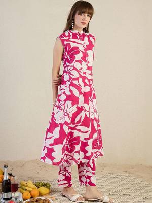 Women Floral Printed Pure Cotton Kurta with Trousers 1