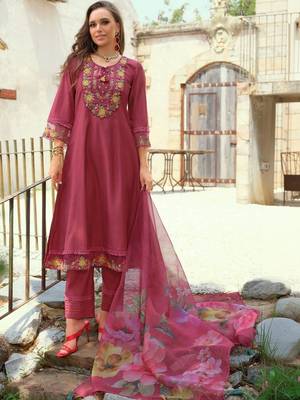 Women Floral Embroidered Regular Thread Work Kurta with Trousers & With Dupatta 1