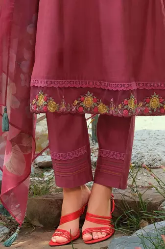 Women Floral Embroidered Regular Thread Work Kurta with Trousers & With Dupatta