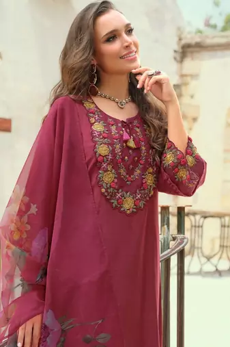 Women Floral Embroidered Regular Thread Work Kurta with Trousers & With Dupatta