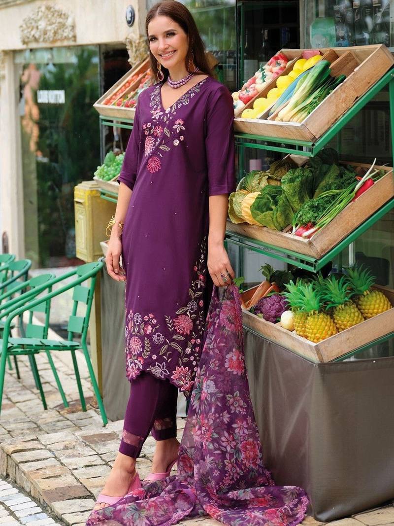 Women Floral Embroidered Regular Thread Work Liva Kurta with Trousers & With Dupatta