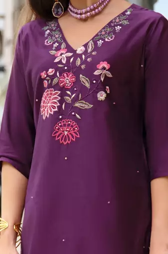 Women Floral Embroidered Regular Thread Work Liva Kurta with Trousers & With Dupatta