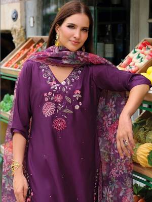 Women Floral Embroidered Regular Thread Work Liva Kurta with Trousers & With Dupatta 3