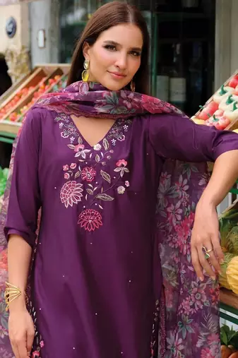 Women Floral Embroidered Regular Thread Work Liva Kurta with Trousers & With Dupatta