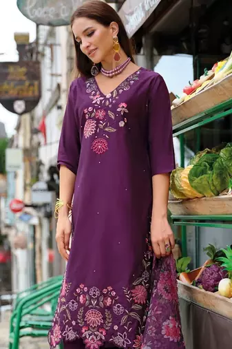 Women Floral Embroidered Regular Thread Work Liva Kurta with Trousers & With Dupatta