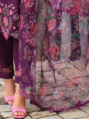 Women Floral Embroidered Regular Thread Work Liva Kurta with Trousers & With Dupatta 5
