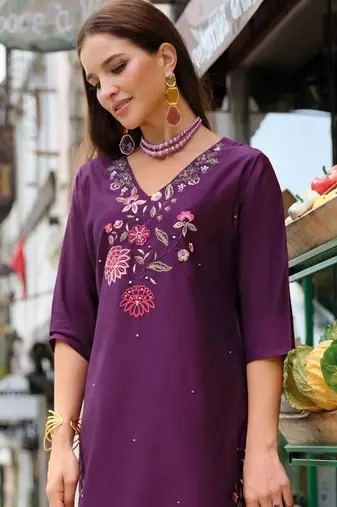 Women Floral Embroidered Regular Thread Work Liva Kurta with Trousers & With Dupatta