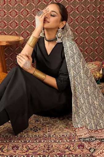 Women Ethnic Motifs Printed Kurta With Trousers & Dupatta