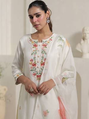 Women Floral Embroidered Regular Thread Work Kurta with Trousers & With Dupatta 3