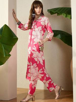 Women Floral Printed Regular Kurta with Trousers 1
