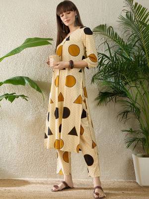 Women Printed Regular Pure Cotton Kurta with Trousers 6