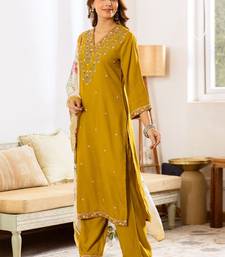 Women Floral Embroidered Regular Thread Work Kurta with Trousers & With Dupatta
