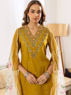 Women Floral Embroidered Regular Thread Work Kurta with Trousers & With Dupatta 4