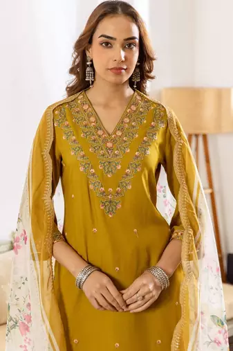 Women Floral Embroidered Regular Thread Work Kurta with Trousers & With Dupatta