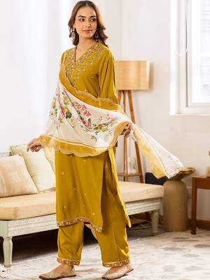 Women Floral Embroidered Regular Thread Work Kurta with Trousers & With Dupatta 6
