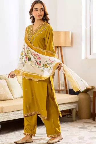 Women Floral Embroidered Regular Thread Work Kurta with Trousers & With Dupatta