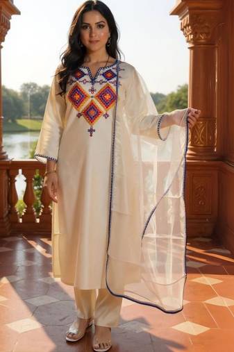Women Embroidered Regular Thread Work Liva Kurta with Trousers & With Dupatta