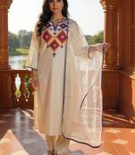 Women Embroidered Regular Thread Work Liva Kurta with Trousers & With Dupatta