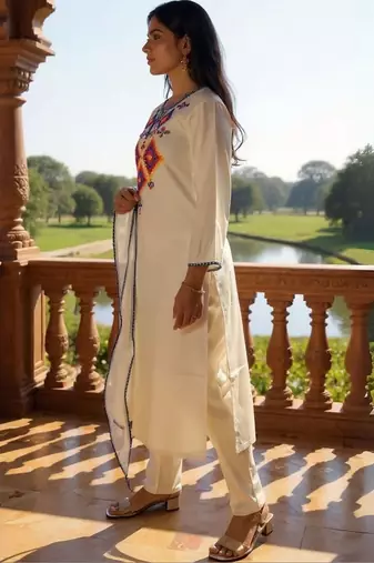 Women Embroidered Regular Thread Work Liva Kurta with Trousers & With Dupatta