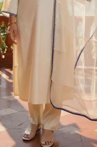 Women Embroidered Regular Thread Work Liva Kurta with Trousers & With Dupatta