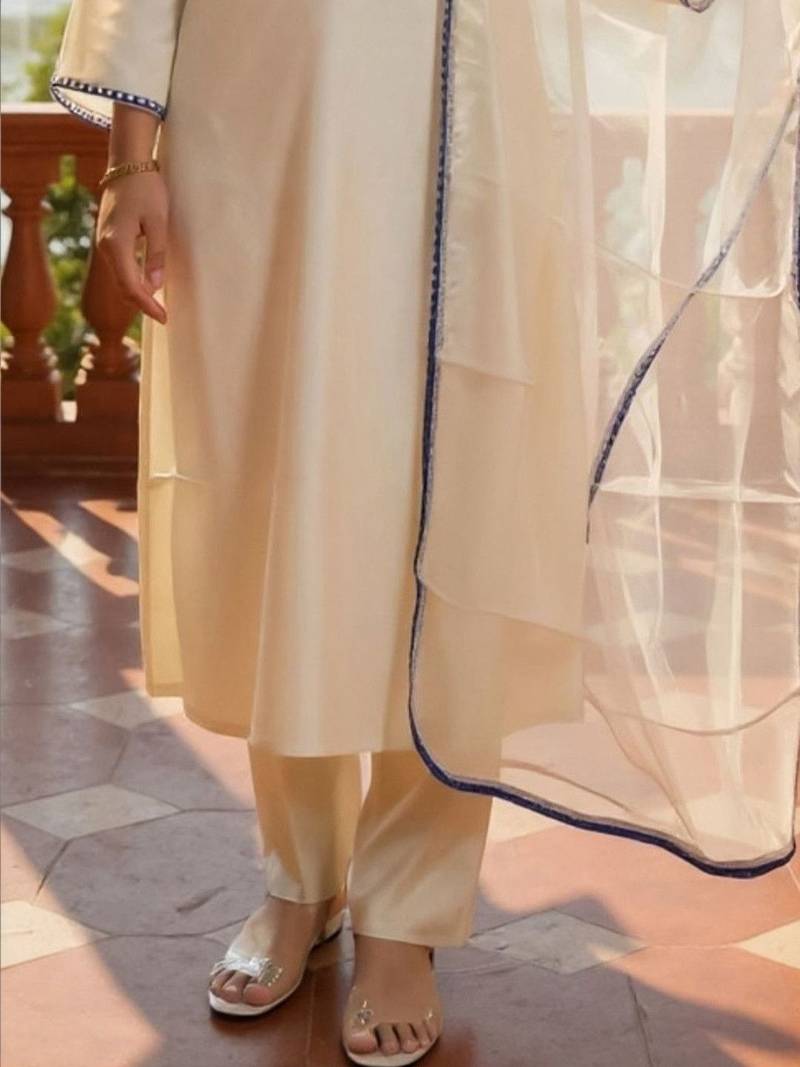 Women Embroidered Regular Thread Work Liva Kurta with Trousers & With Dupatta