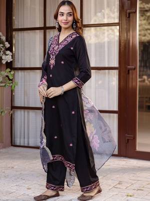 Women Floral Embroidered Regular Thread Work Kurta with Palazzos & With Dupatta 1