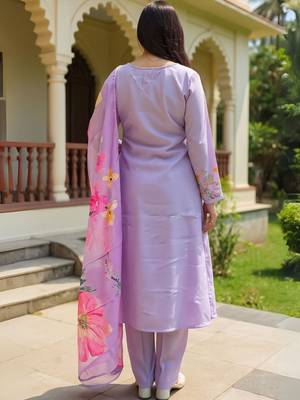 Women Floral Embroidered Regular Thread Work Kurta with Trousers & With Dupatta 2