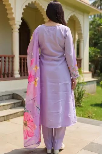 Women Floral Embroidered Regular Thread Work Kurta with Trousers & With Dupatta