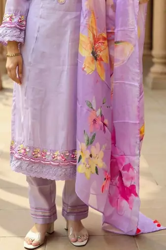 Women Floral Embroidered Regular Thread Work Kurta with Trousers & With Dupatta